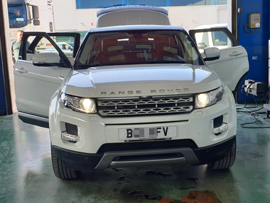 Range Rover Evoque being inspected during import test in Murcia Range Rover Evoque